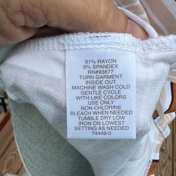 EUC Liz Claiborne tank top. Pretty gold-decorated opening in front. Plus size. - Picture 8 of 9